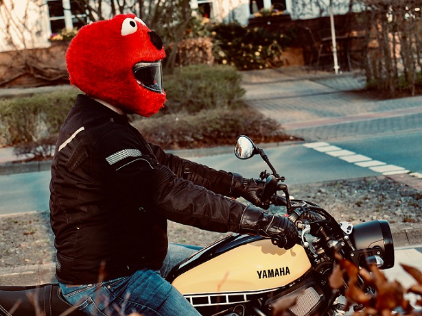 ぬいぐるみヘルメットをつけてバイク ぬいぐるみヘルメットをつけてバイク