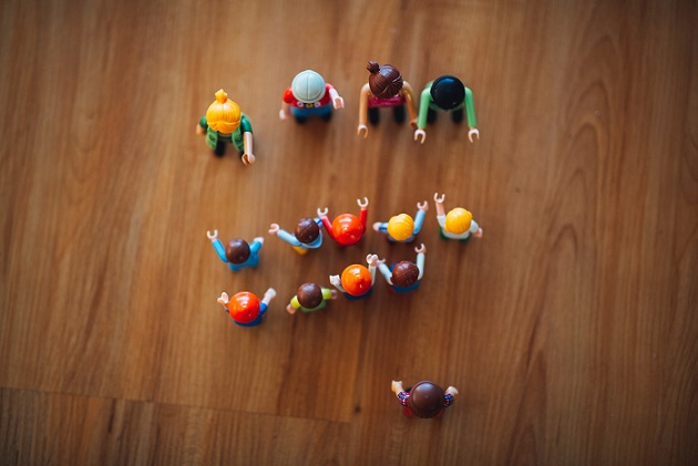 プラスティックフィギュア・子どもたちを迎える大人たち