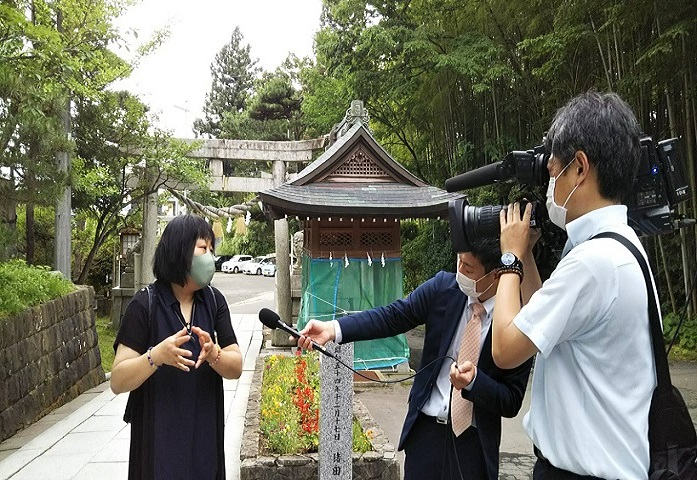 神社でテレビ局のインタビューを受ける様子 神社でテレビ局のインタビューを受ける様子